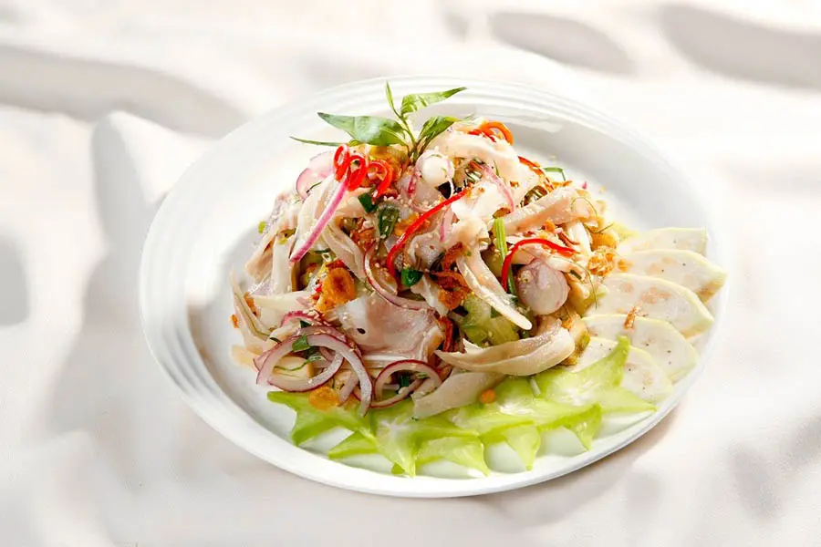 Tai bò nộm khế chua ghi điểm bởi hương vị thanh mát, các nguyên liệu đa dạng nhưng rất hài hòa