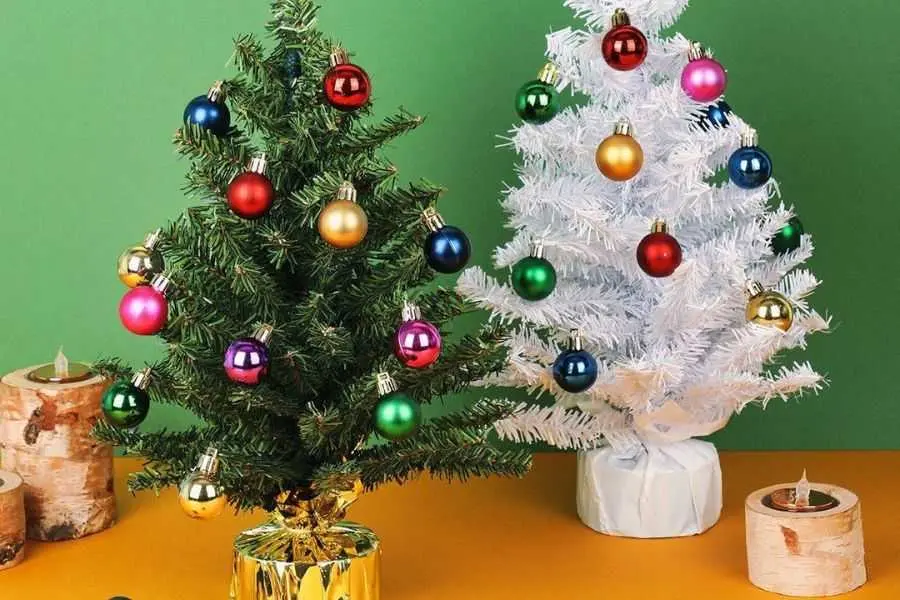 Mẫu cây thông Noel làm bằng dây kẽm kim tuyến.
