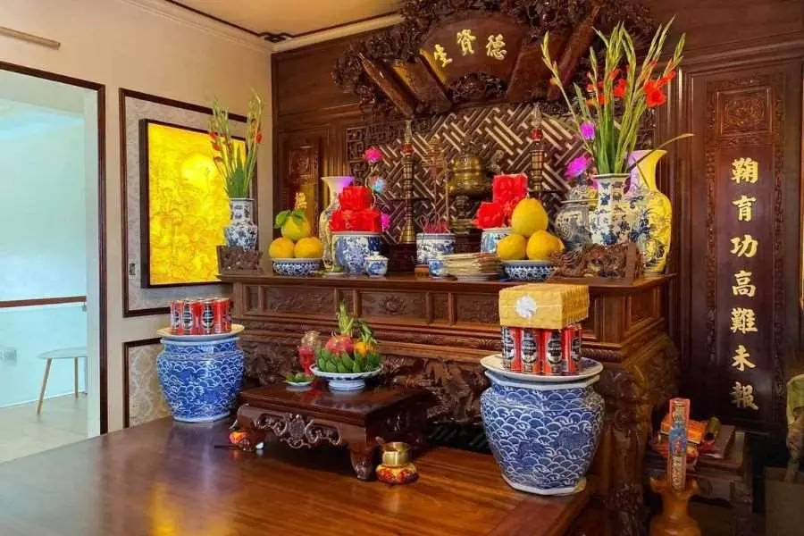 Mẫu bài trí bàn thờ đủ đầy, sung túc và vô cùng đẹp mắt.