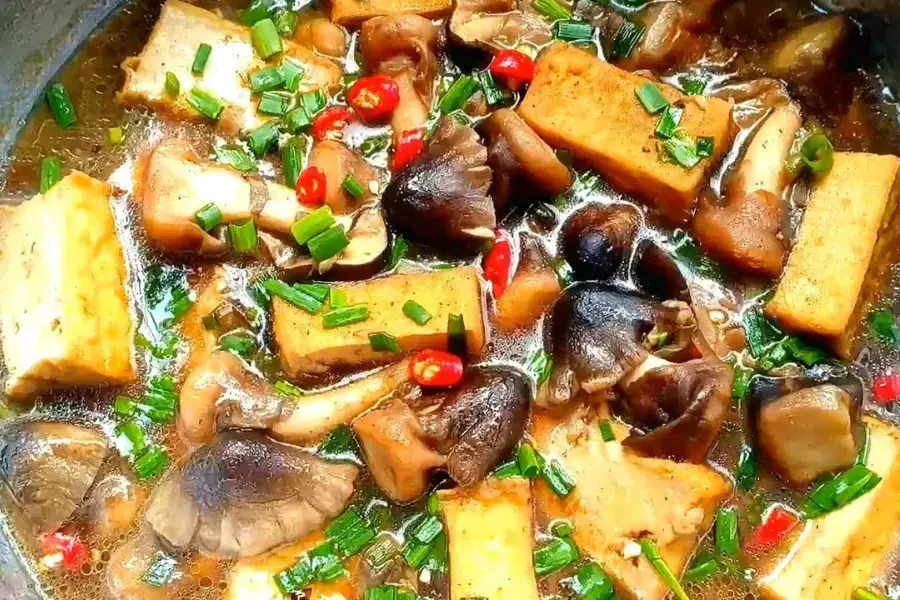 Đậu hũ kho nấm rơm.