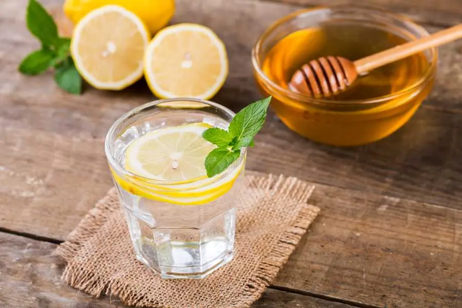 Nước detox chanh và mật ong hỗ trợ ngăn ngừa bệnh tật.