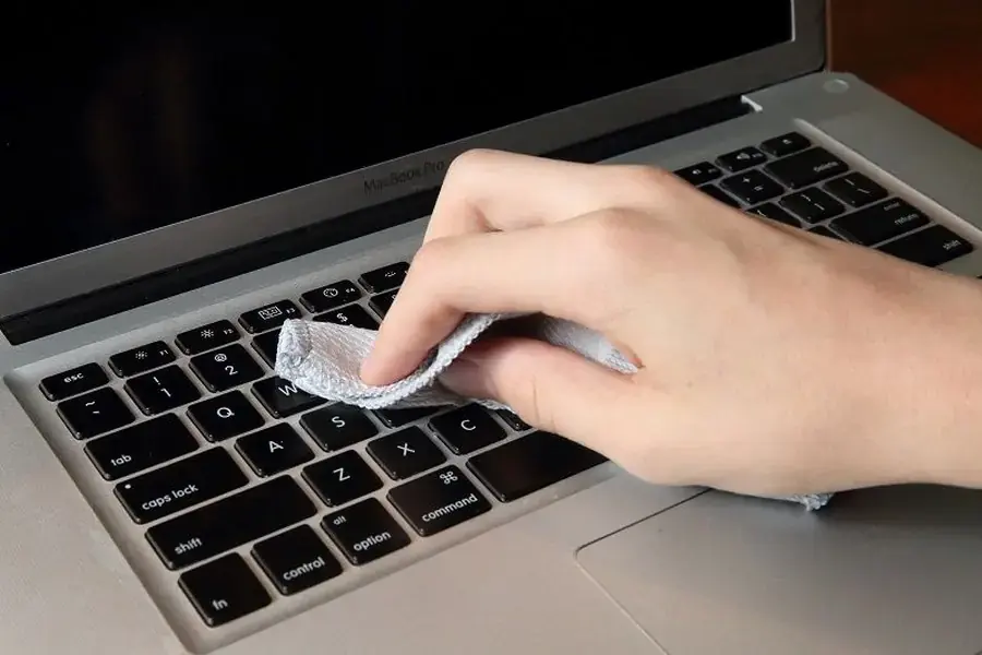 Vệ sinh kỹ càng ở các khe hở của bàn phím laptop