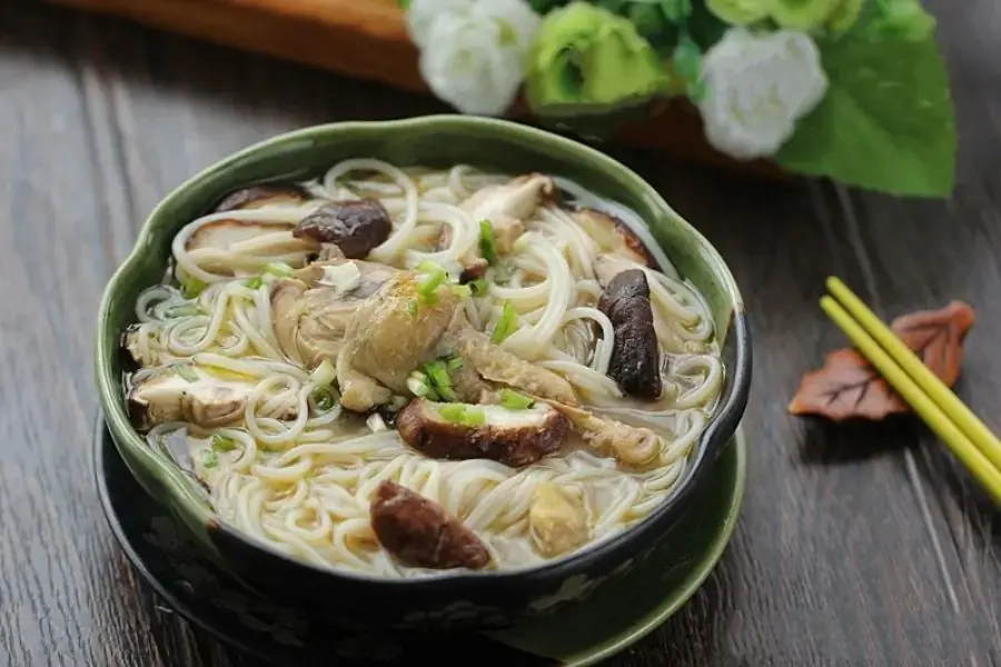 Bún gà là món ăn nổi tiếng, phổ biến ở các quán ăn tại Việt Nam