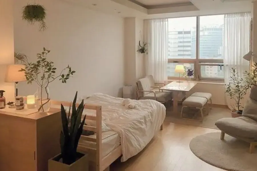 Rèm cửa màu trắng và đèn chùm là 2 phụ kiện trang trí phổ biến cho phong cách vintage
