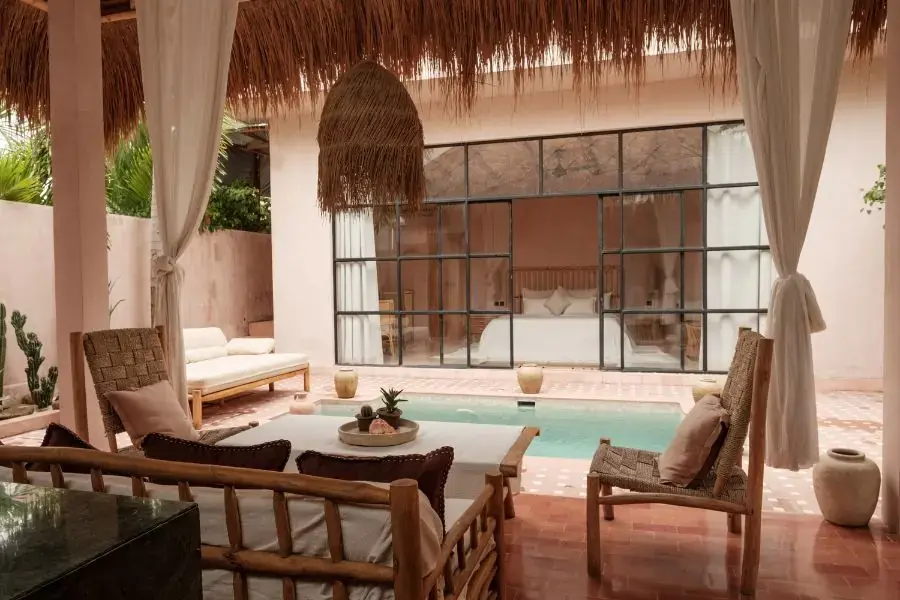 Phong cách nhiệt đới Tropical sử dụng những đặc trưng như hoa lá, đại dương, nắng