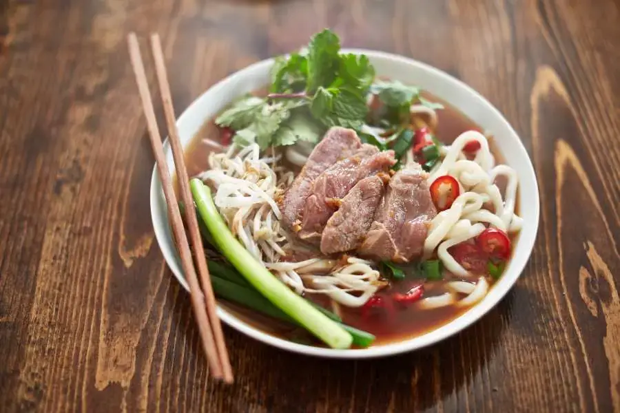 100g bánh canh chứa khoảng 130 calo,trong một có thể chứa 350 – 400 calo.