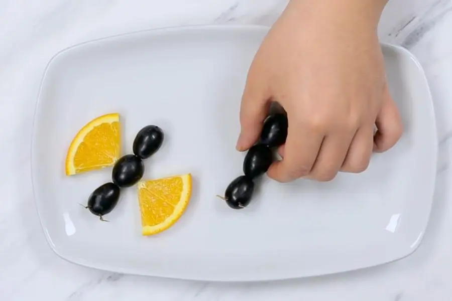 Tạo hình chú bướm đáng yêu từ quả cam vàng và nho chỉ với 2 bước nhanh chóng.