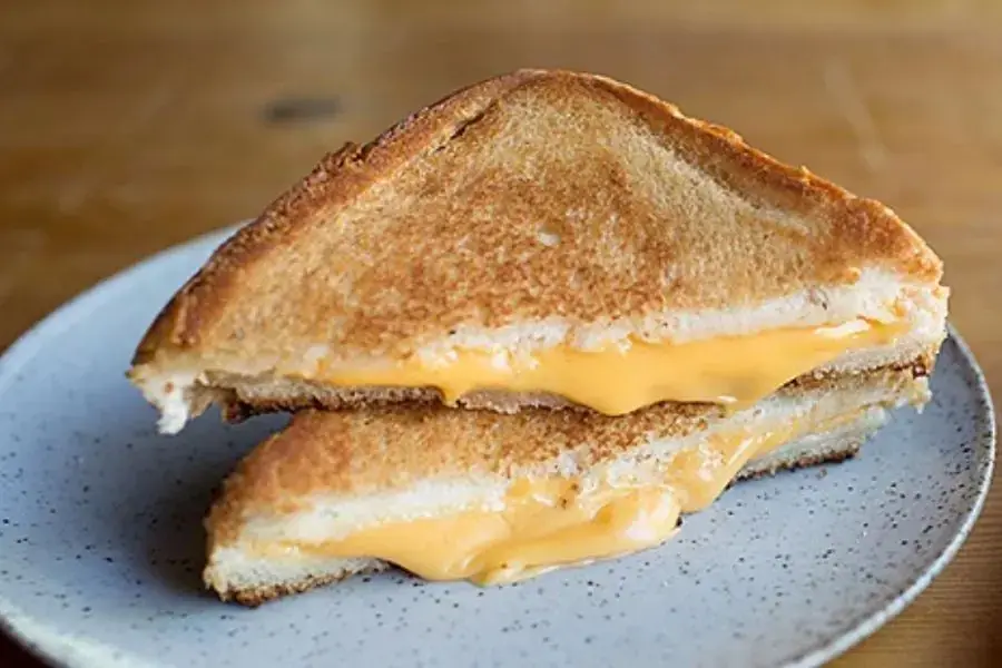 Bánh mì phô mai kẹp béo ngậy được nhiều bạn nhỏ yêu thích