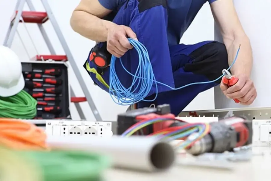 Sự cố kỹ thuật xảy ra trong quá trình lắp đường dây điện nổi