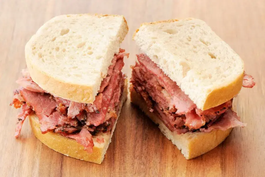 Bữa sáng hoàn hảo với sandwich kẹp thịt hun khói áp chảo