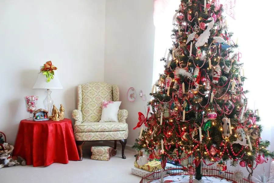 Độc lạ phong cách trang trí cây thông Noel từ chuỗi cườm và hàng rào gỗ.