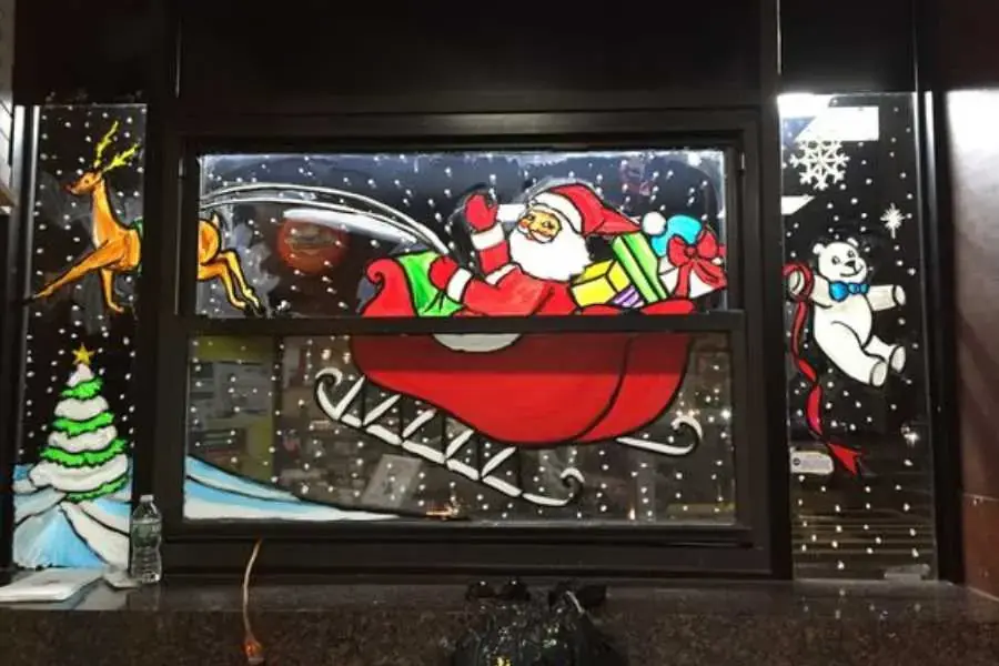 Mẫu trang trí Noel ngoài trời với decal 3D hình ông Noel vui nhộn.