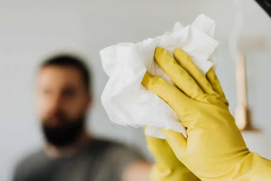 Tẩy vết ố trên gương đơn giản tại nhà với nước xả vải