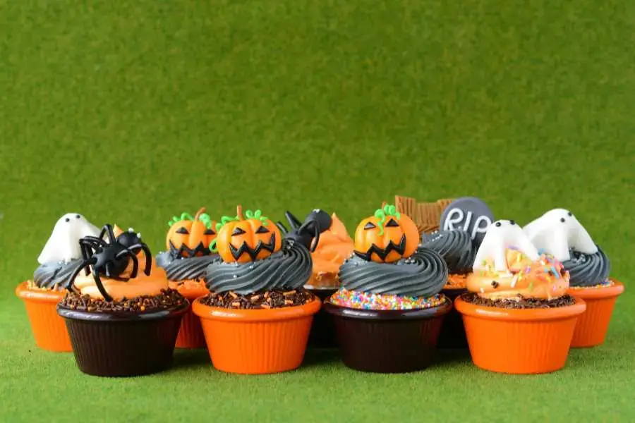 Bánh cupcake Halloween với đa dạng hình thù “kinh dị”.
