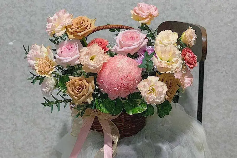 Kiểu cắm hoa đơn giản mà vẫn không kém phần thơ.