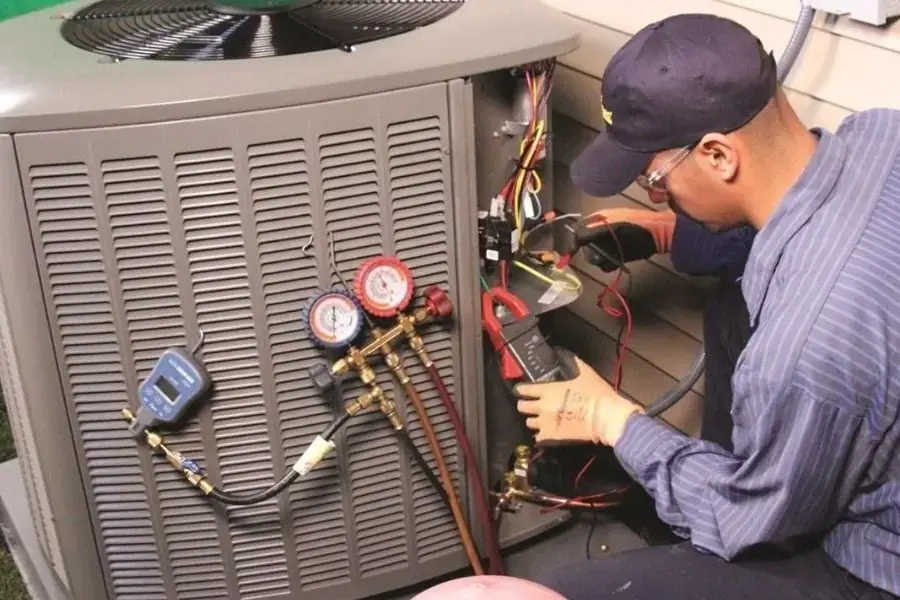 Kiểm tra cục nóng khi máy lạnh thổi ra hơi nóng