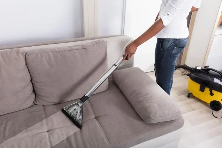 Vệ sinh ghế sofa thường xuyên giúp giữ độ bền đẹp, an toàn sức khỏe cho người sử dụng