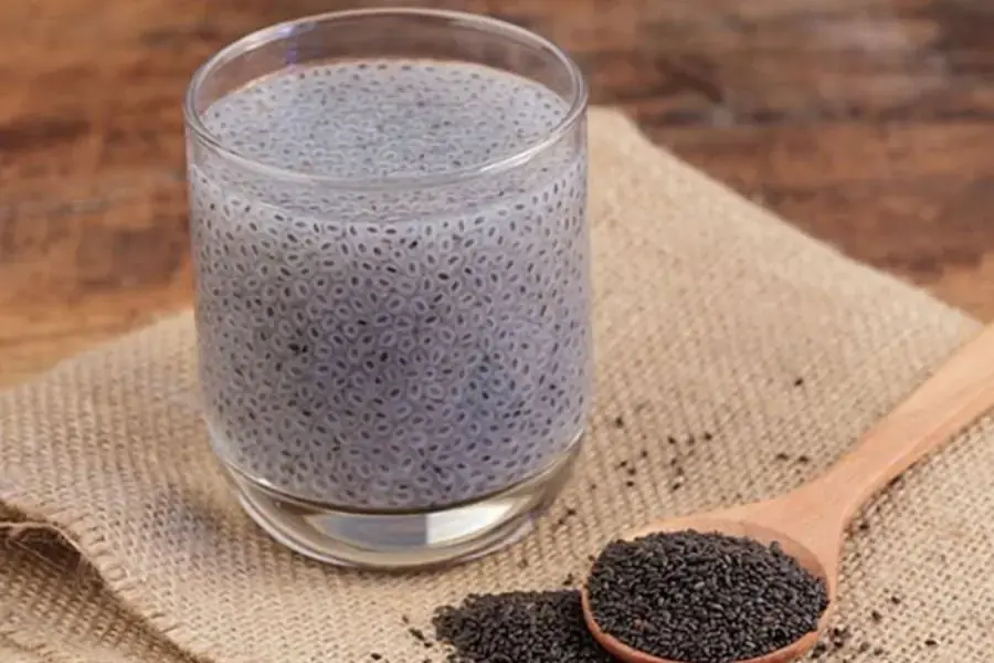 Uống hạt chia giảm cân pha với nước hỗ trợ quá trình giảm cân