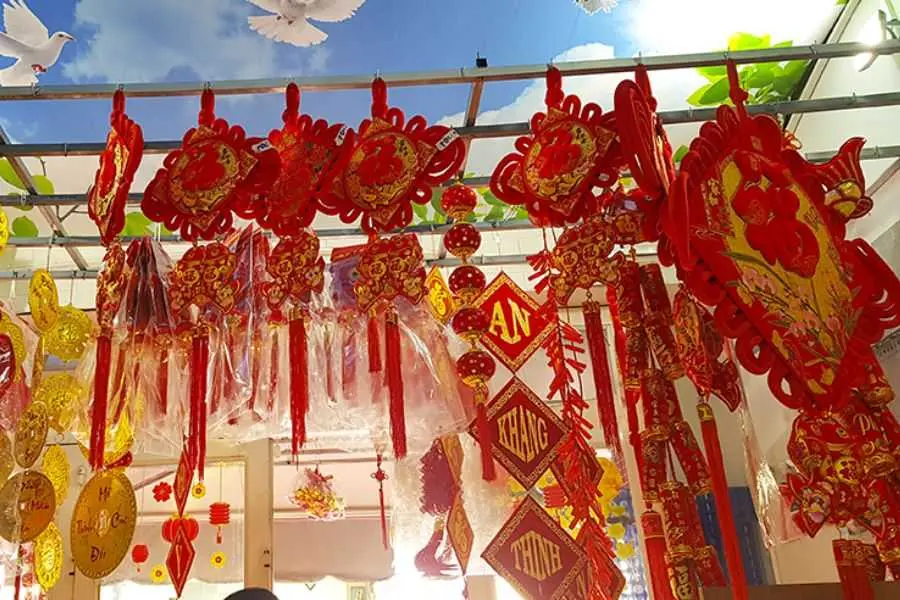 Hãy lựa chọn các phụ kiện treo may mắn sao cho phù hợp với không gian cửa hàng.