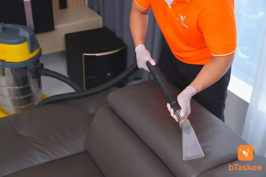 Hút sạch bụi bẩn trên mặt ghế