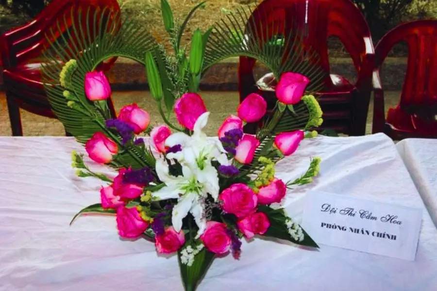 Mẫu cắm hoa 8/3 chủ đề Tôn vinh