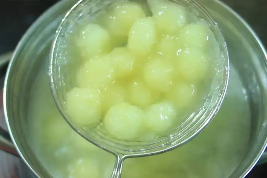 Luộc chín khoai mì sau đó vớt khoai ra