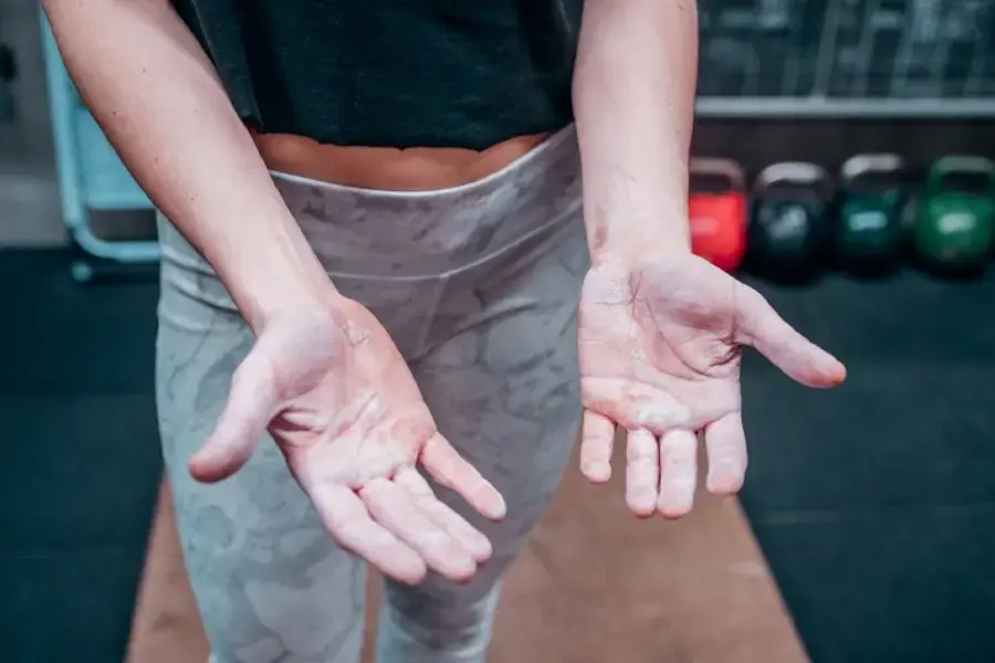 Da tay bị nhăn nheo và gây ngứa khi sử dụng chất tẩy rửa (Nguồn: healthline.com)