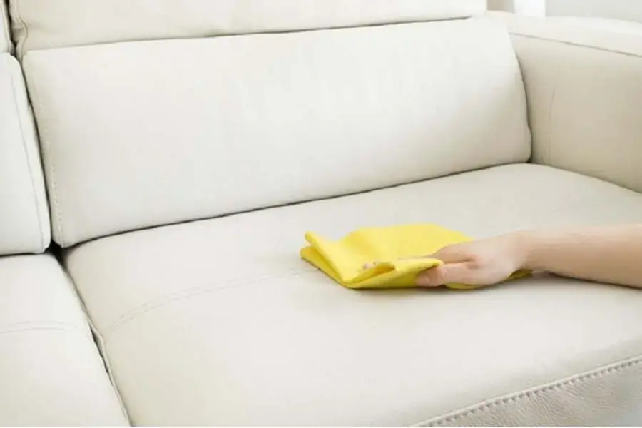 Lau bề mặt ghế da
