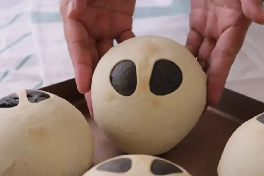 Bánh halloween người ngoài hành tinh với hình dáng ma mị.