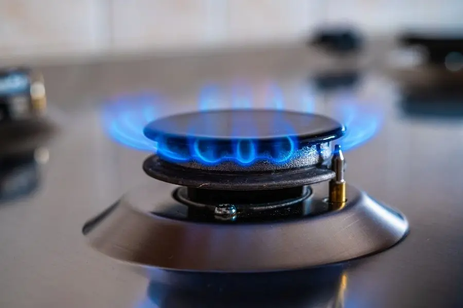 Bật bếp và mở nước chảy khi về nhà mới.