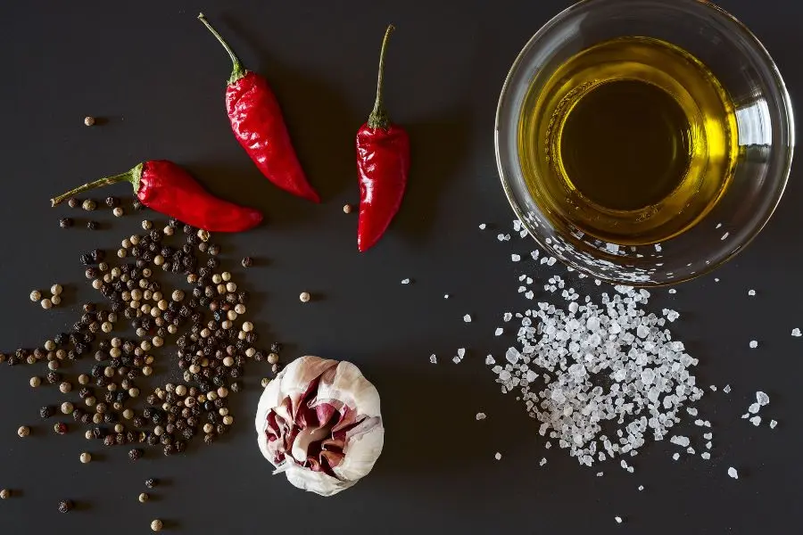 Dùng ớt hoặc tiêu là một cách đuổi kiến gió ở giường nhanh chóng.