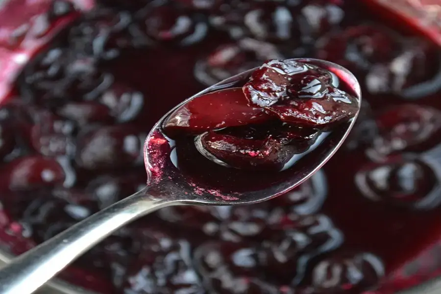 Biến tấu làm mứt cherry ăn cùng bánh mì