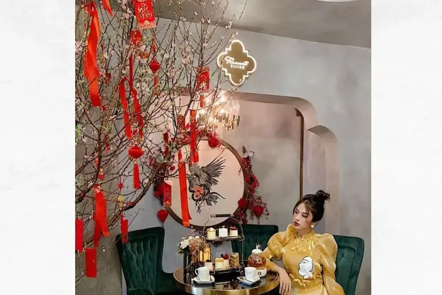 Trang trí hoa đào ngày tết với thiệp lì xì màu đỏ may mắn.