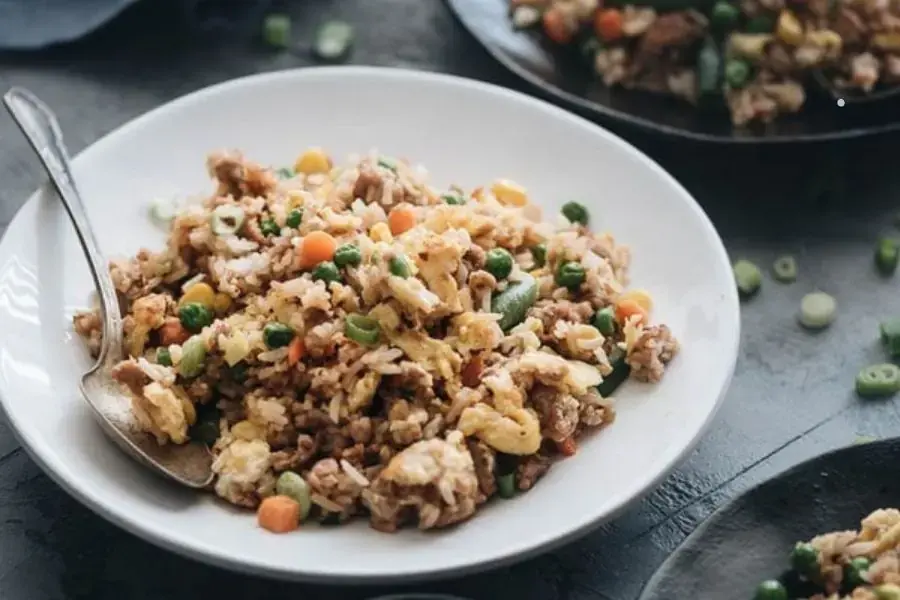 Cơm chiên thịt bò chứa lượng lớn chất đạm lành mạnh.