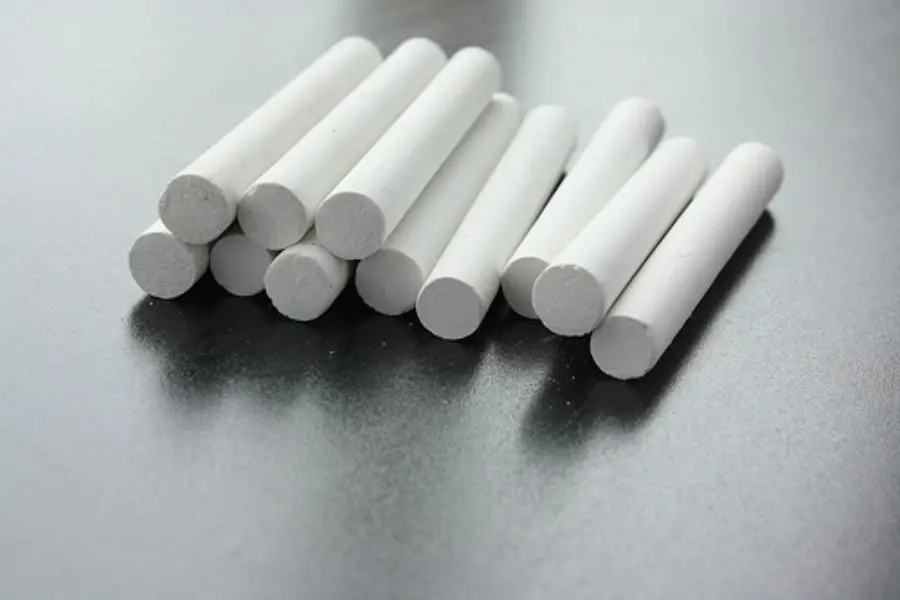 Dùng phấn viết bảng vẽ hoặc rắc bụi vào khu vực kiến xuất hiện.