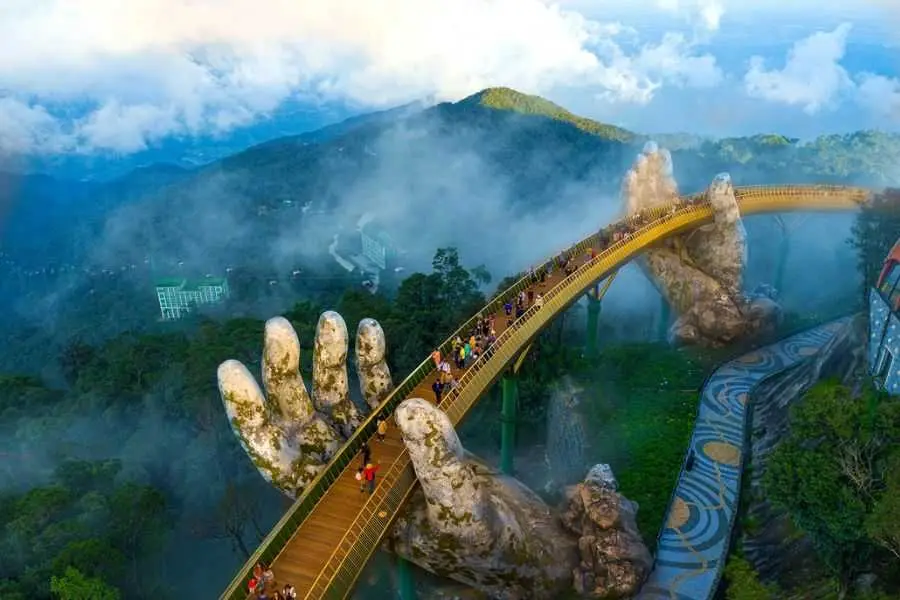 Cầu bàn tay Ba Na Hills - Thành phố Đà Nẵng.