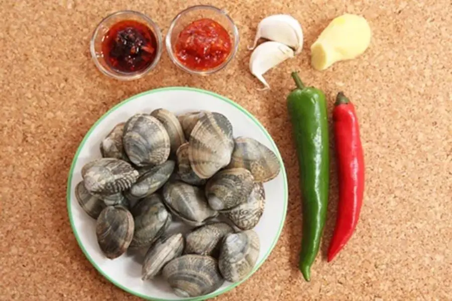 Chú ý ngâm ngao thật sạch trước khi chế biến