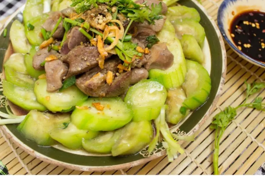 Món lòng gà xào mướp đổi vị cho mâm cơm