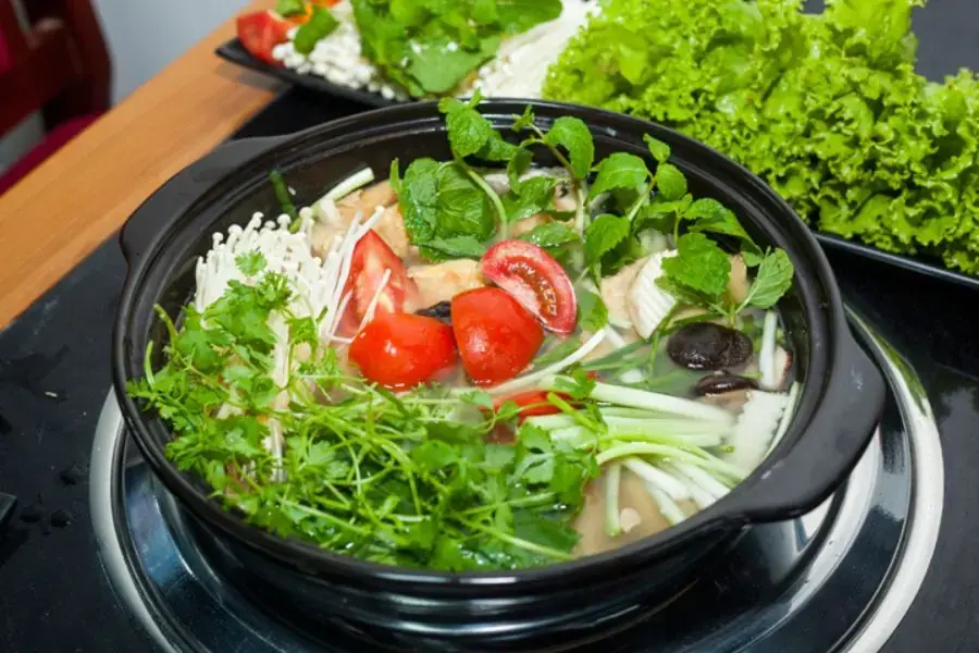 Chuẩn bị các loại rau ăn có tính khử tanh để ăn lẩu hải sản