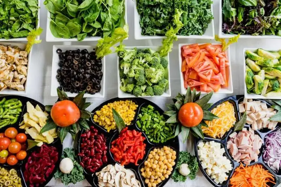 Salad là món ăn thanh mát và chứa nhiều nước và chất xơ