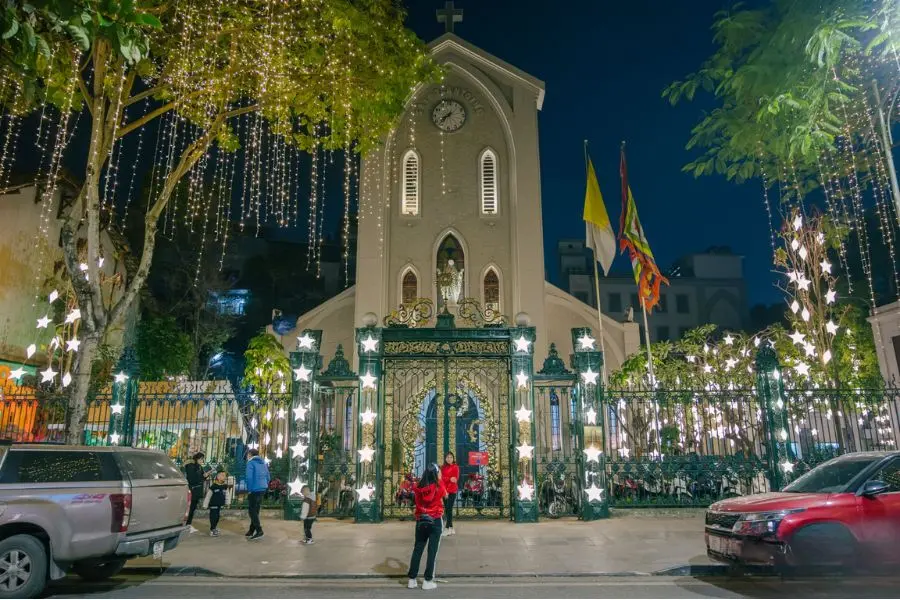 Nhà thờ Hàm Long được trang trí với nhiều ánh đèn lấp lánh.