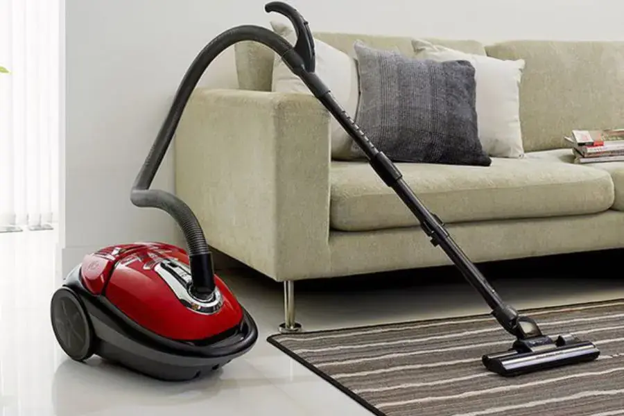 Sử dụng máy hút bụi để khử mùi thảm xốp mới