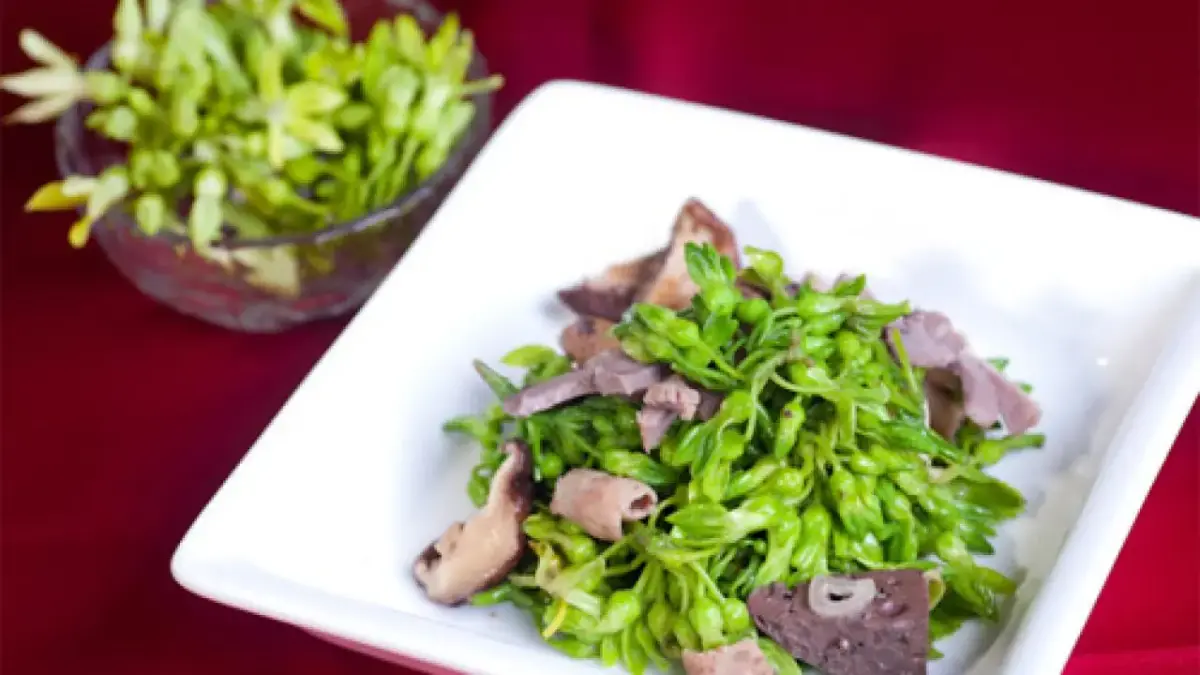 Hoa thiên lý xào lòng gà thơm ngon và bắt mắt (Nguồn: yeunoitro.net)