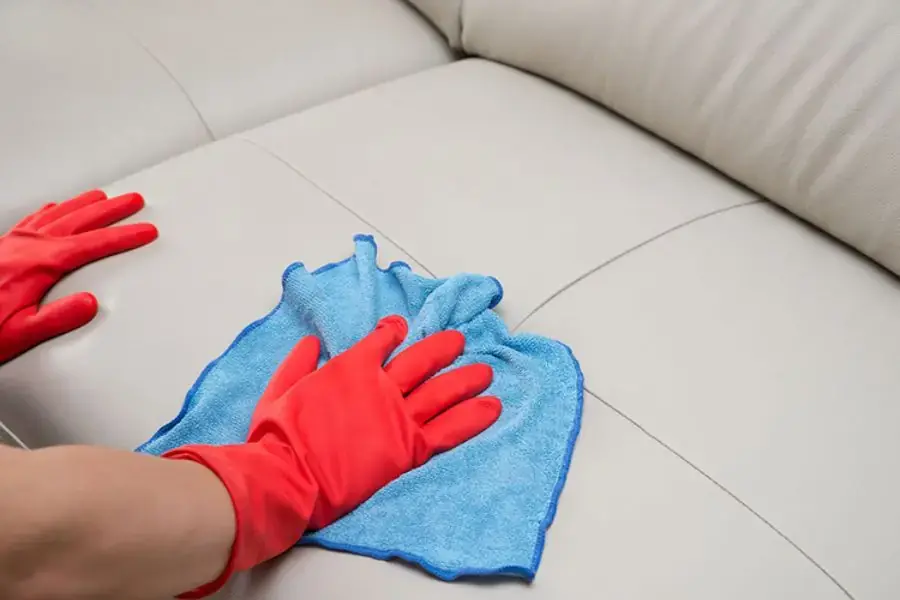 Ghế sofa da cần được giặt nhẹ nhàng với khăn mềm 