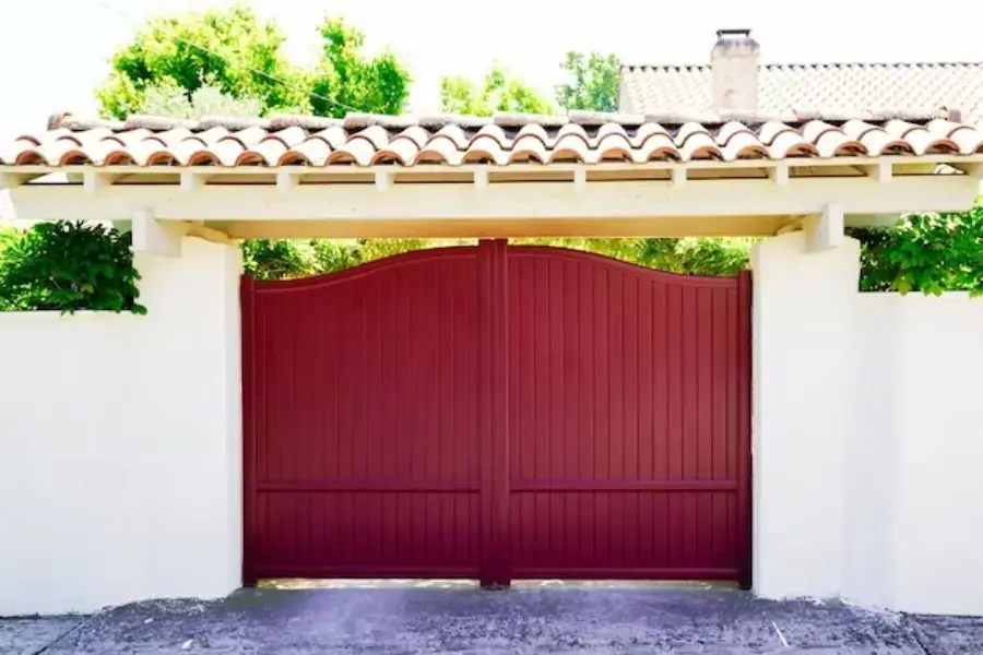 Cổng giả gỗ có chi phí rẻ hơn so với cổng làm từ gỗ nguyên chất.