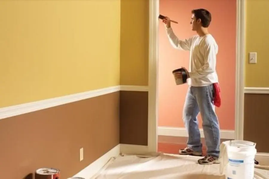 Sơn tường nhà trong hạng mục hoàn thiện để tăng tính thẩm mỹ.