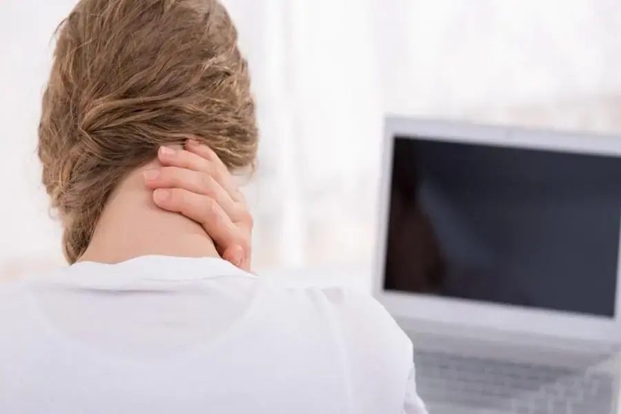 Ngồi làm việc khiến đốt sống cổ giữ yên ở một tư thế