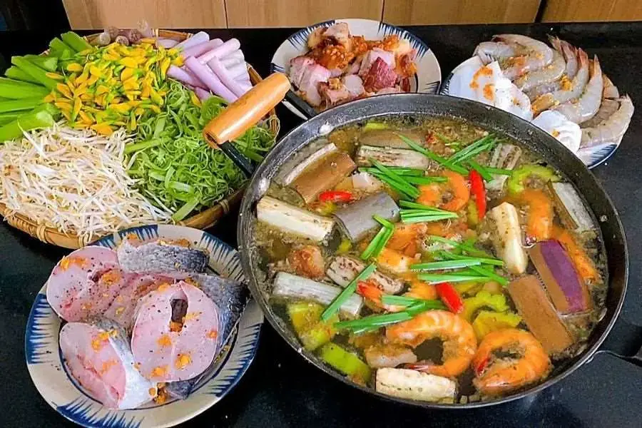 Lẩu mắm Cần Thơ mang hương vị đặc trưng nổi bật, hấp dẫn vô cùng.