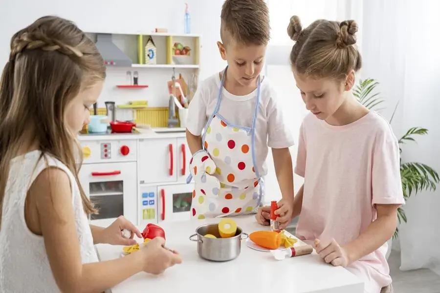 Góc nấu ăn mầm non tạo ra một không gian mới lạ và thu hút các bé tham gia 