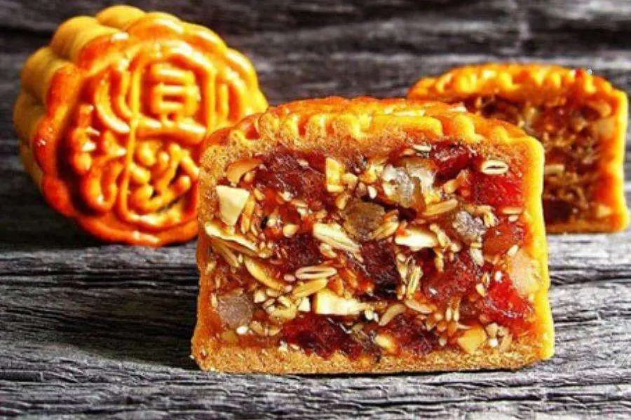 Bánh trung thu nhân thập cẩm truyền thống của người Việt.